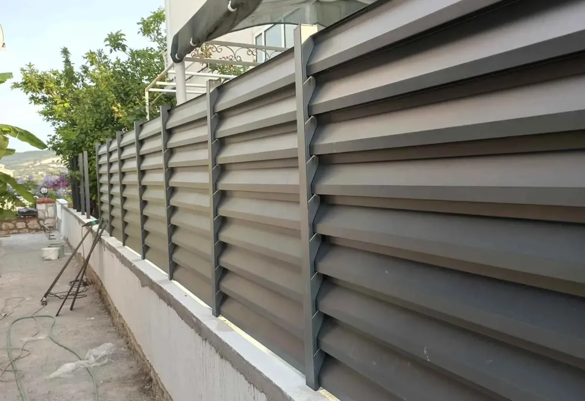 Metal Panel Duvar Üstü Korkuluğu